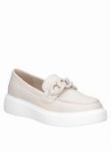 Calzado de cuero beige para mujer, estilo informal, taco plano que eleva presencia.