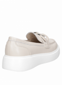 Zapato de cuero beige para mujer, versátil y elegante, altura de caña 5.7 cm, estilo informal.