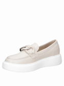 Zapato beige de cuero para mujer, estilo informal con taco plano de 4.5 cm y punta redonda.