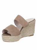 Sandalia beige de cuero gamuzado con taco cuña de 9.5 cm, ideal para un look informal femenino.
