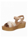 Calzado beige de mujer con plataforma y diseño tramado, versátil para eventos informales y salidas con amigos.