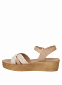Sandalia casual chic beige para mujer, con detalles sofisticados y ajuste cómodo, ideal para paseos al aire libre.