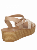 Sandalia moderna beige con plataforma, tiras entrecruzadas y cierre seguro, combinable con vestidos o jeans.
