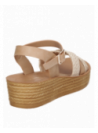 Sandalia moderna beige con plataforma, tiras entrecruzadas y cierre seguro, combinable con vestidos o jeans.