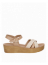 Calzado femenino beige con diseño de tramado en la parte delantera y hebilla ajustable, perfecto para salidas veraniegas.