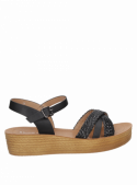 Vista de la plataforma de la sandalia negra, que añade altura y estilo casual chic, ideal para salidas informales.
