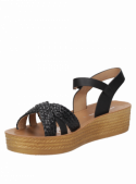 Sandalia negra de mujer con diseño moderno, tiras entrecruzadas y plataforma casual para un estilo versátil.