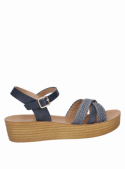 Sandalia casual azul con plataforma y ajuste seguro, ideal para combinar con faldas midi o jeans en salidas informales.