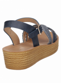 Calzado de verano azul para mujer, con diseño sofisticado y tramado en las tiras, adecuado para almuerzos en terraza.