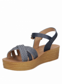 Sandalia azul de mujer con plataforma y tiras cruzadas, ideal para un estilo casual chic y vestidos veraniegos.