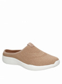 zapatilla beige para mujer, estilo urbano, mezcla de textil y cuero, diseñada para evitar roces y ofrecer descanso.