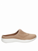 zapatilla beige urbana para mujer, con forro textil, maleable y adaptada a la anatomía del pie.