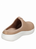 zapatilla de mujer beige, estilo urbano, fabricada en textil y cuero, ligera y confortable para uso diario.