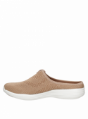 zapatilla beige para mujer, diseño moderno y juvenil, con taco plano de 3.8 cm y punta redonda.