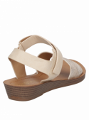 Sandalia de mujer en color beige, informal y cómoda, con taco plano de 2.5 cm.