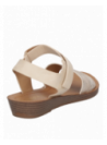 Sandalia de mujer en color beige, informal y cómoda, con taco plano de 2.5 cm.