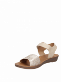 Sandalia beige de mujer, estilo informal, con taco plano y punta abierta, ideal para días cálidos.