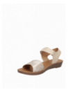Sandalia beige de mujer, estilo informal, con taco plano y punta abierta, ideal para días cálidos.