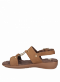 Sandalia de cuero camel para mujer, diseño cómodo y anatómico, ideal para días calurosos.