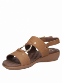 Sandalia camel de cuero para mujer, estilo informal, con punta abierta y taco plano de 3.5 cm.