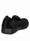 Zapatilla negra de mujer con punta redonda y caña de 6.5 cm, perfecta para actividades diarias.