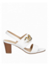 Sandalia de cuero blanca para mujer, estilo casual, con taco bloque y acabados modernos.