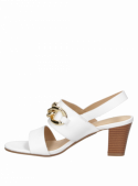 Elegante sandalia femenina blanca de cuero, ideal para el verano, con forro de poliuretano.