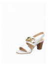 Sandalia blanca de cuero para mujer, estilo casual, con taco bloque de 6.5 cm y punta abierta.