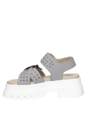 Sandalia de cuero gris para mujer, diseño estilizado Zappa con tachas y taco plano.