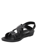 Sandalia negra casual para mujer, con diseño fresco y femenino en material sintético.