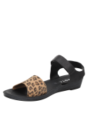 Modelo Dakota G653, sandalia en animal print, adecuada para un atuendo casual.