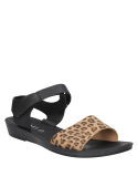 Sandalia de mujer en animal print con taco plano de 2.5 cm, ideal para un look informal y fresco.