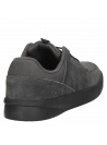zapatilla informal negra de cuero y sintético, forro textil, cómoda y maleable.
