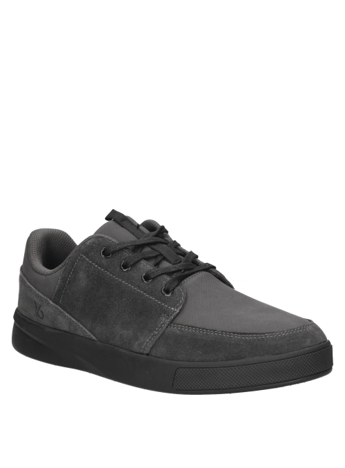 zapatilla negra de hombre, diseño moderno y juvenil, perfecta para actividades diarias.