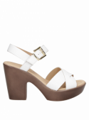Sandalia de cuero blanco, líneas limpias y modernas, adecuada para salidas nocturnas o reuniones casuales.