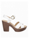 Sandalia de cuero blanco, líneas limpias y modernas, adecuada para salidas nocturnas o reuniones casuales.