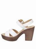 Diseño minimalista y elegante con tiras entrelazadas en el empeine, ideal para un look casual sofisticado.