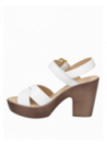 Diseño minimalista y elegante con tiras entrelazadas en el empeine, ideal para un look casual sofisticado.