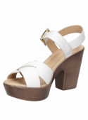 Sandalia de mujer blanca de cuero con plataforma y tacón robusto, correa ajustable en el tobillo con hebilla metálica.