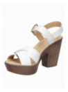 Sandalia de mujer blanca de cuero con plataforma y tacón robusto, correa ajustable en el tobillo con hebilla metálica.