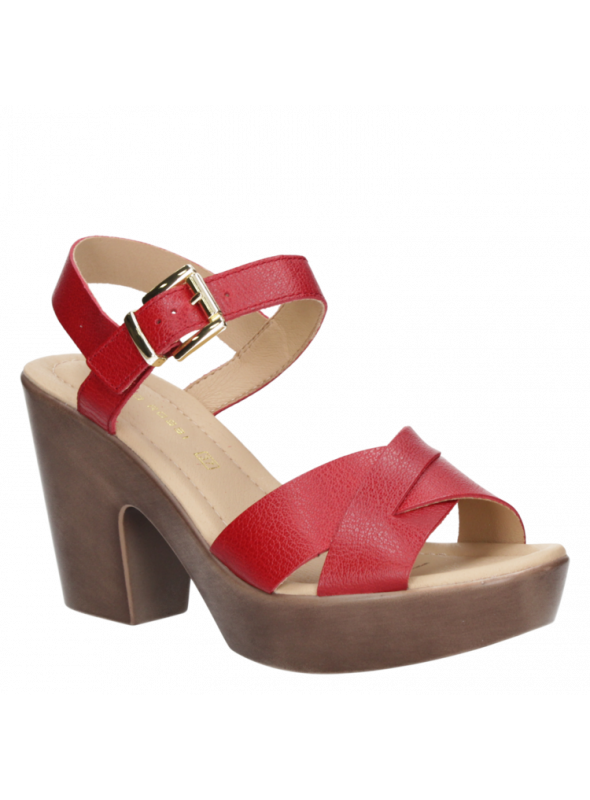 Sandalia negra de cuero para mujer, versátil y sofisticada, perfecta para combinar con ropa casual o semiformal.