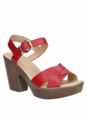 Sandalia de plataforma roja, estilo minimalista, cuero de alta calidad, ideal para un look casual y sofisticado.