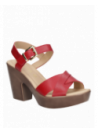 Sandalia de plataforma roja, estilo minimalista, cuero de alta calidad, ideal para un look casual y sofisticado.