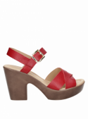 Sandalia femenina en cuero rojo, correa con hebilla metálica, adecuada para reuniones y salidas nocturnas.