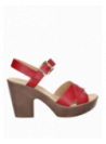 Sandalia femenina en cuero rojo, correa con hebilla metálica, adecuada para reuniones y salidas nocturnas.