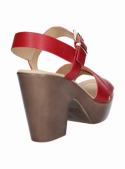 Elegante sandalia de cuero rojo, tacón sólido y líneas modernas, perfecta para combinar con vestidos o pantalones.