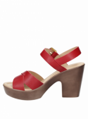 Calzado casual de cuero rojo con correa ajustable en el tobillo, ideal para eventos semiformales y looks versátiles.