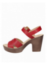 Calzado casual de cuero rojo con correa ajustable en el tobillo, ideal para eventos semiformales y looks versátiles.