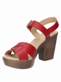 Sandalia roja de mujer en cuero con plataforma y tacón robusto, diseño minimalista de tiras entrelazadas en el empeine.