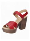 Sandalia roja de mujer en cuero con plataforma y tacón robusto, diseño minimalista de tiras entrelazadas en el empeine.